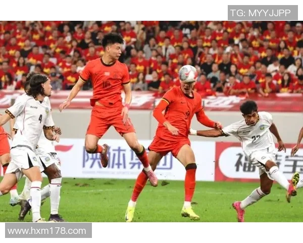 中国国家足球队迎战伊拉克队全力争胜展现实力与团队精神